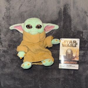 Disney Parks Star Wars: The Mandalorian The Child magnetic shoulder plush